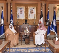 وزير الداخلية الكويتي يجتمع مع سفير قطر