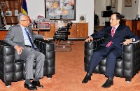 رئيس الوزراء ووزير الخارجية بموريشيوس يجتمعان مع سفير دولة قطر