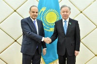 رئيس مجلس النواب في برلمان كازاخستان يجتمع مع سفير قطر