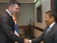 وزير الدفاع الصربي يجتمع مع سفير قطر 