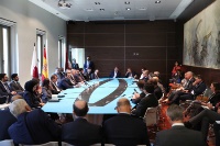 طاولة مستديرة لنائب رئيس مجلس الوزراء وزير الخارجية مع مجموعة مع المسؤولين والأكاديميين وممثلي الشركات الإسبانية