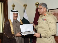 قائد الجيش الباكستاني يجتمع مع سفير قطر
