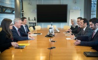 نائب رئيس مجلس الوزراء وزير الخارجية يجتمع مع المفوض السامي للأمم المتحدة لشؤون اللاجئين