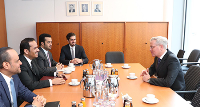 نائب رئيس مجلس الوزراء وزير الخارجية يجتمع مع رئيس اللجنة البرلمانية للسياسة الخارجية في البرلمان الألماني