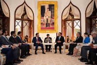 نائب رئيس مجلس الوزراء وزير الخارجية يجتمع مع رئيس الوزراء التايلاندي