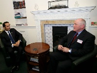 نائب رئيس مجلس الوزراء وزير الخارجية يجتمع مع عدد من المسؤولين البريطانيين