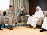 نائب رئيس مجلس الوزراء وزير الخارجية يجتمع مع كبير مستشاري وزير الدفاع البريطاني للشرق الأوسط