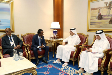نائب رئيس مجلس الوزراء وزير الخارجية يجتمع مع وزير خارجية جمهورية الصومال