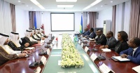 نائب رئيس مجلس الوزراء وزير الخارجية يعقد جلسة مباحثات مع وزراء ومسؤولين روانديين