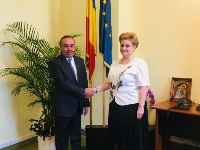 نائبة رئيس الوزراء وزيرة البيئة الرومانية تجتمع مع سفير قطر