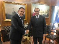 وزير الدفاع الوطني اليوناني يجتمع مع سفير دولة قطر