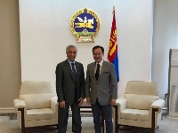 وزير الدولة للشؤون الخارجية يجتمع مع مسؤولين منغوليين