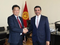 وزير الصحة القيرغيزي يجتمع سفير قطر