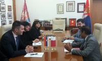 وزير العمل والتوظيف الصربي يجتمع مع سفير قطر