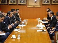 سعادة وزير الخارجية يجتمع مع رئيس الرابطة البرلمانية اليابانية للصداقة مع دولة قطر